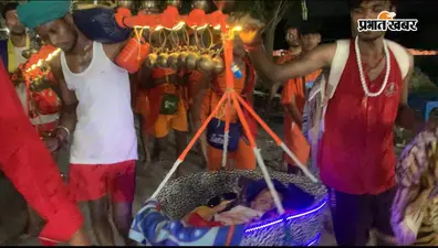 मन्नत पूरी हुई तो बहंगी में बच्चे को लेकर बाबा धाम निकले शिवभक्त, कांवर में एक तरफ गंगाजल तो दूसरी ओर मासूम
