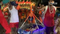 मन्नत पूरी हुई तो बहंगी में बच्चे को लेकर बाबा धाम निकले शिवभक्त, कांवर में एक तरफ गंगाजल तो दूसरी ओर मासूम