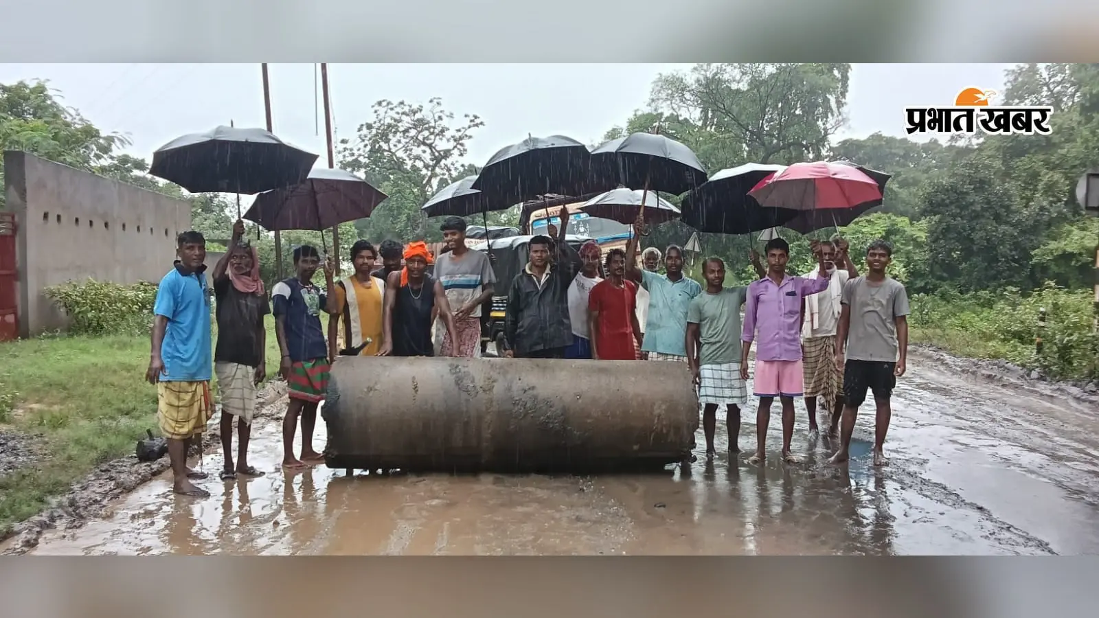 इस मुख्य मार्ग को ह्यूम पाइप रखकर ग्रामीणों ने किया जाम, भारी वाहनों का परिचालन बंद