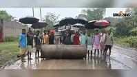 इस मुख्य मार्ग को ह्यूम पाइप रखकर ग्रामीणों ने किया जाम, भारी वाहनों का परिचालन बंद