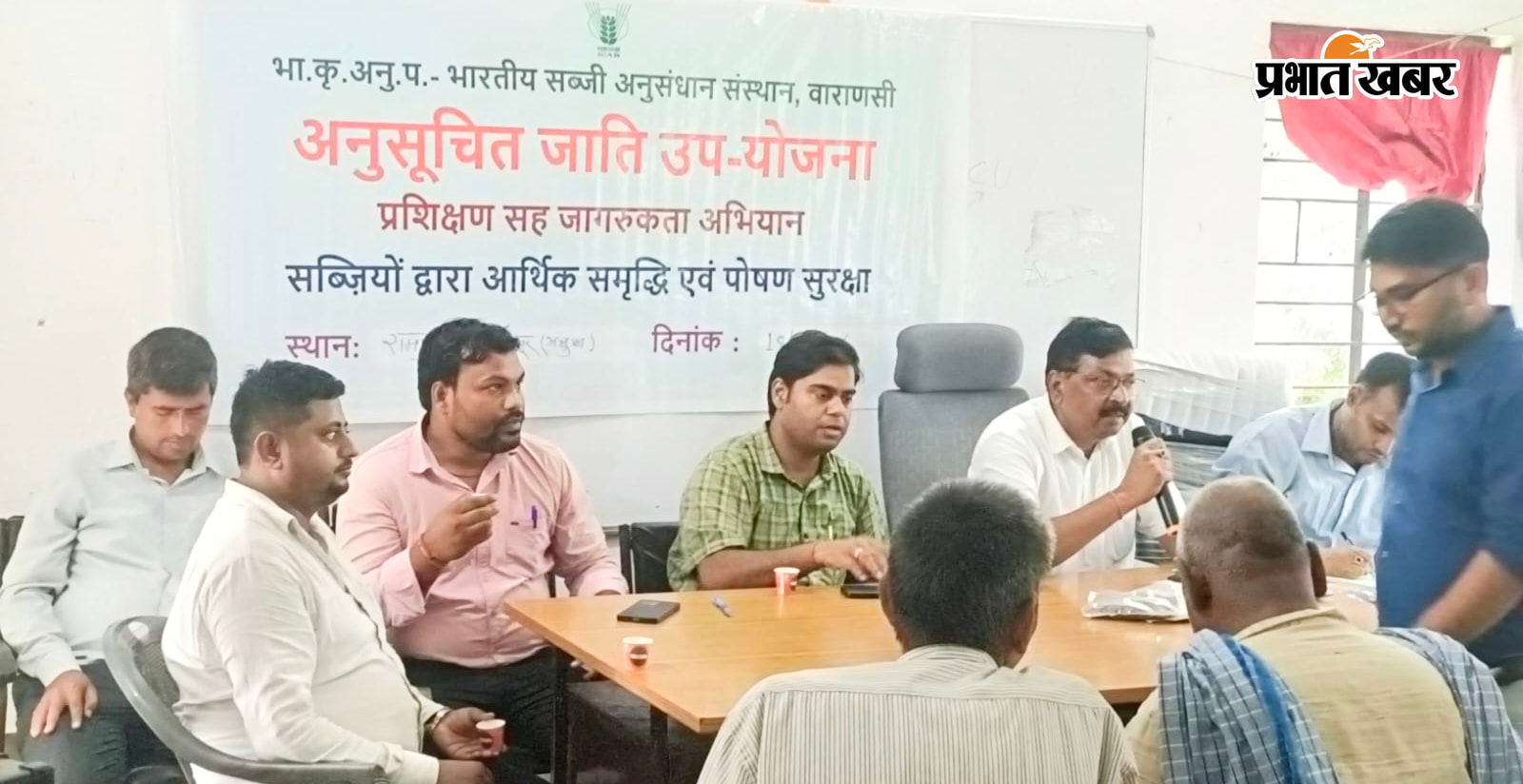 1 कार्यक्रम में उपस्थित किसान  2 कार्यक्रम में भाग लेते कृषि बैज्ञानिक व पदाधिकारी | Prabhat Khabar Network