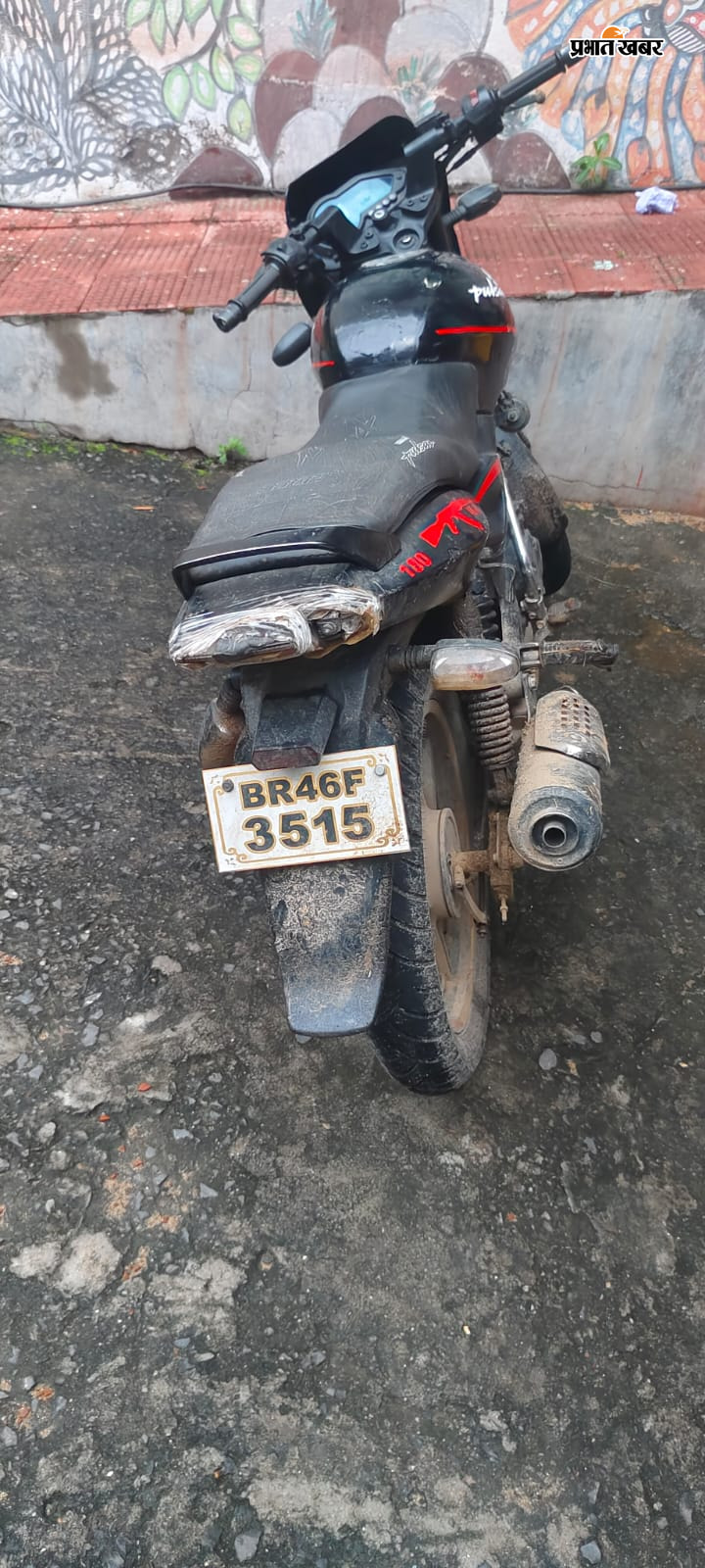 फोटो कैप्शन : बरामद शराब के साथ गिद्धौर थाना के अवर निरीक्षक मनीष कुमार व अन्य पुलिस बल | Prabhat Khabar Network