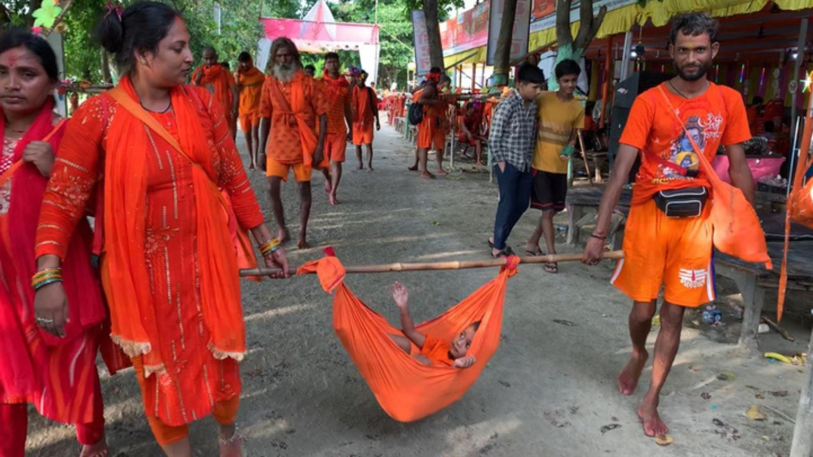 बंहगी में मासुम बच्चे को ले जाते कांवरिये.