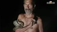 सारण में वायरल हुआ अजगर वाला VIDEO, शरीर पर सांप लपेटकर करतब दिखाता नजर आया युवक