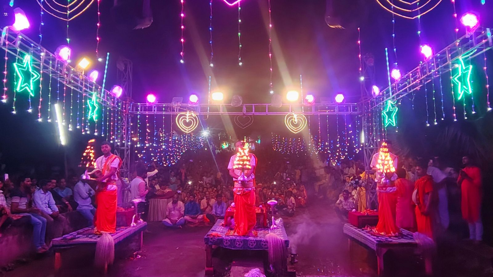 महाआरती करते काशी के आचार्य.