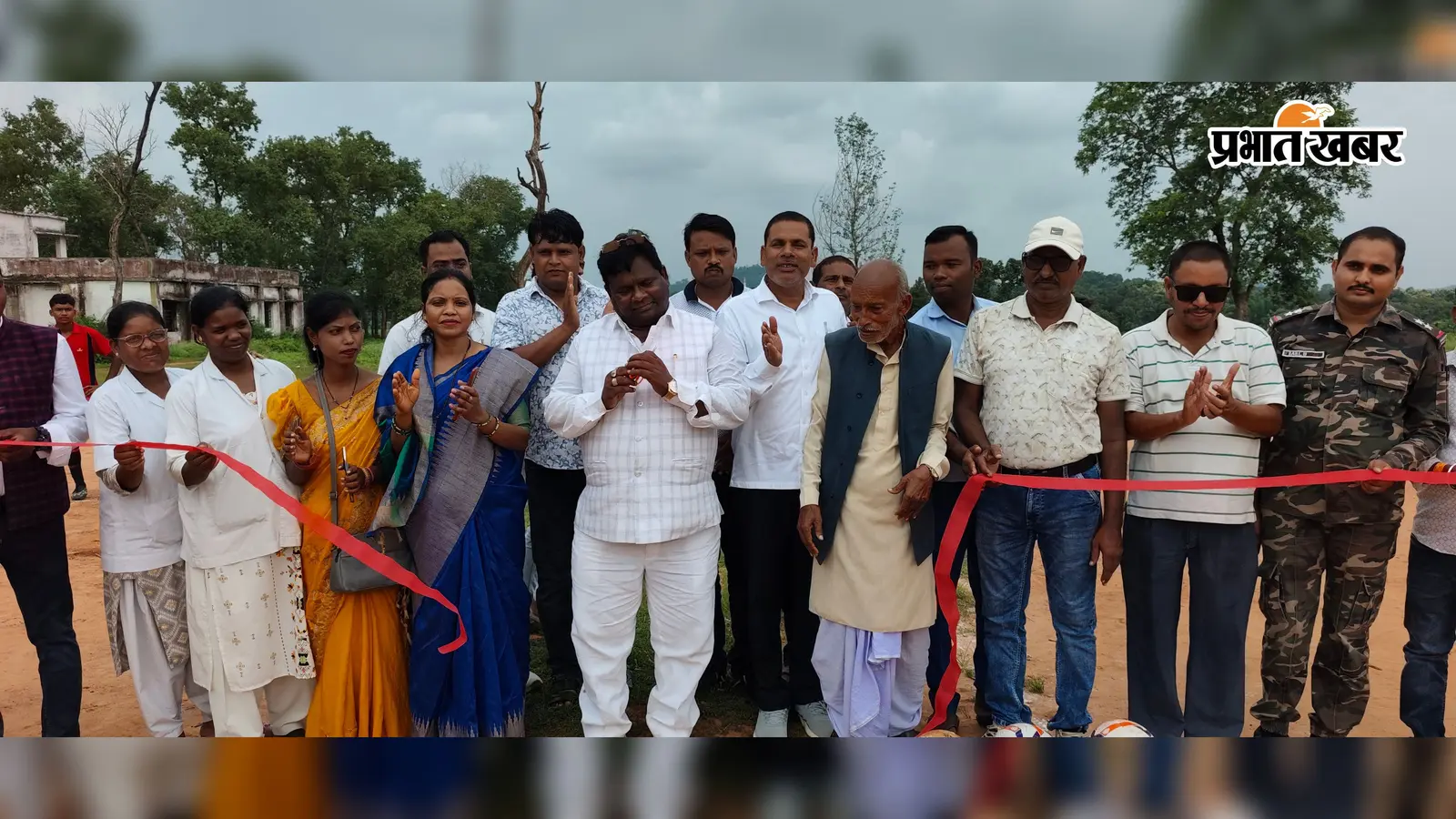 सतबरवा में फुटबॉल टूर्नामेंट का आगाज, 48 टीमें ले रहीं हिस्सा; विजेता को मिलेंगे 21 हजार