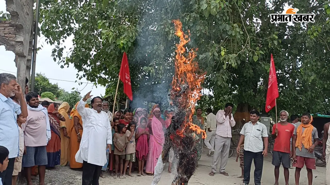 खाद की कालाबाजारी के खिलाफ किसान महासभा का प्रतिरोध मार्च, बीएओ का पुतला फूंका