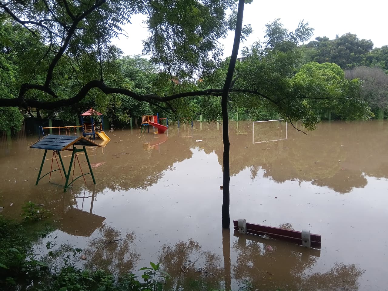 बाढ़ के पानी में डूबा कदमा का जॉगर्स पार्क.