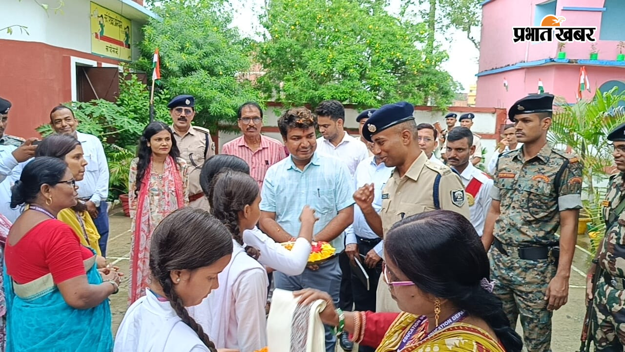 फोटो1 - कस्तूरबा गांधी आवासीय विद्यालय में छात्राओं से संवाद करते डीएम-एसपी फोटो कैप्शन: डीएम दीपक कुमार मिश्रा और एसपी रोशन कुमार को तिलक लगाकर एवं फूलों की वर्षा कर स्वागत करतीं कस्तूरबा गांधी आवासीय विद्यालय की छात्राएं | Prabhat Khabar Network