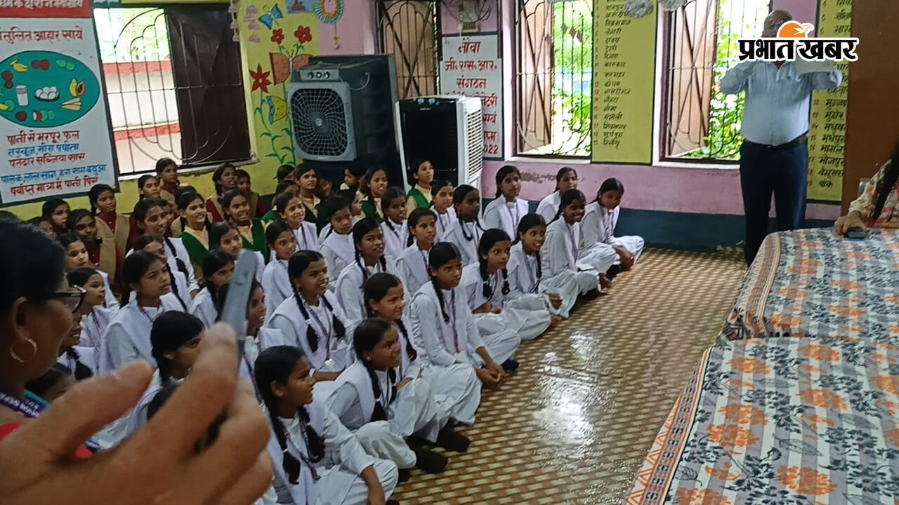 फोटो1 - कस्तूरबा गांधी आवासीय विद्यालय में छात्राओं से संवाद करते डीएम-एसपी फोटो कैप्शन: डीएम दीपक कुमार मिश्रा और एसपी रोशन कुमार को तिलक लगाकर एवं फूलों की वर्षा कर स्वागत करतीं कस्तूरबा गांधी आवासीय विद्यालय की छात्राएं | Prabhat Khabar Network