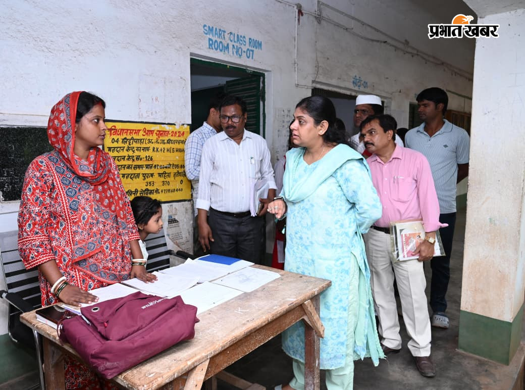 हिरणपुर प्रखंड के मतदान केंद्र का निरीक्षण करतीं उपायुक्त मेघा भारद्वाज. | Prabhat Khabar Network