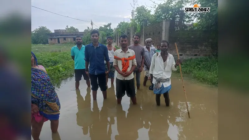 1- सिंदुरिया गांव पानी विकास नहीं होने से सड़क पर जल जमाव।   2- घर में घुसे पानी को बाहर निकलते ग्रामीण।  | Prabhat Khabar Network