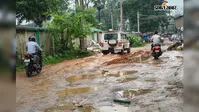 सड़क पर बने गड्ढों से राहगीर परेशान, हादसे की आशंका बढ़ी
