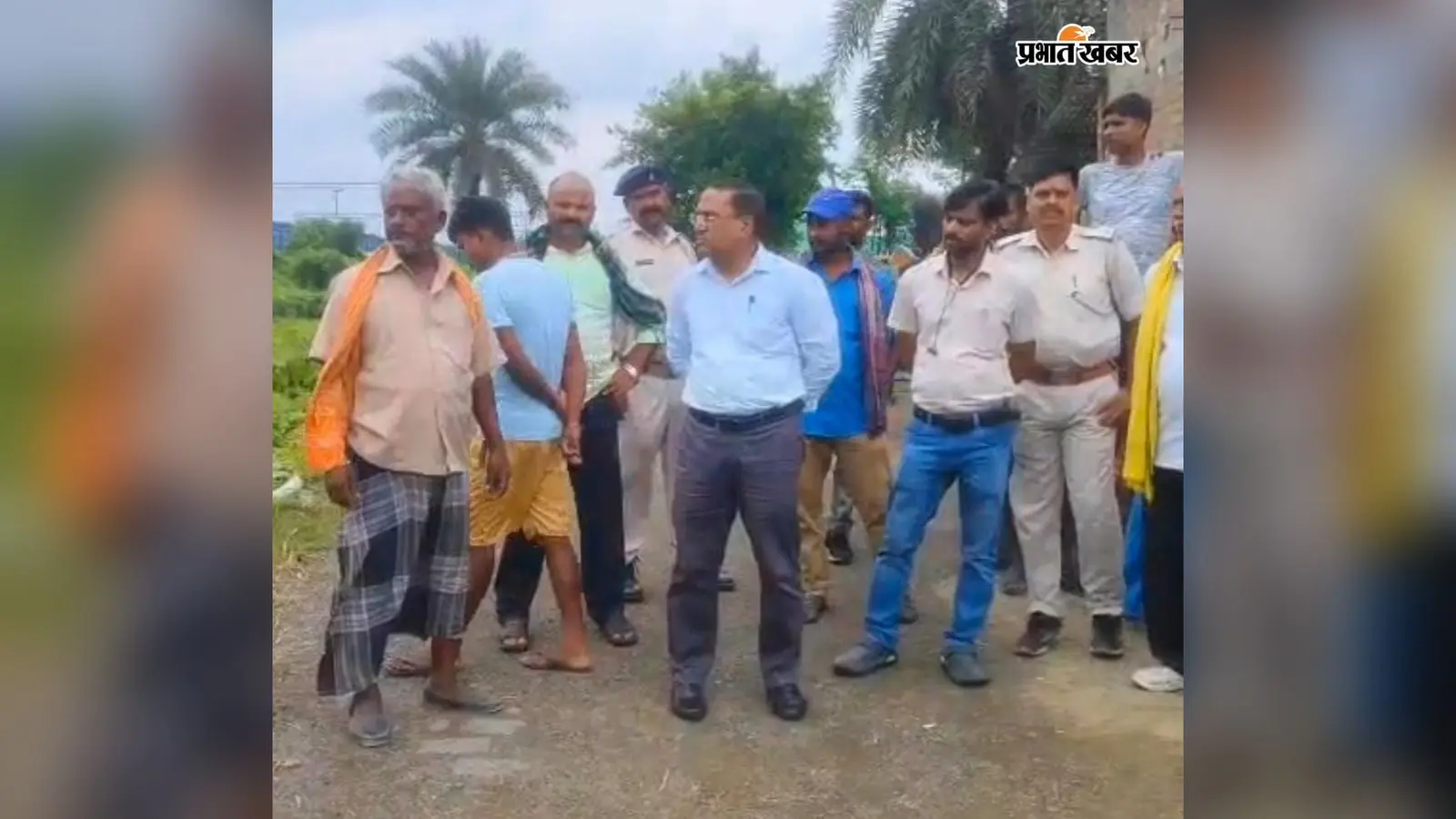 आदिवासी की जमीन पर बने घरों को हटाने पहुंची प्रशासन की टीम, ग्रामीणों के विरोध के आगे बैरंग लौटी
