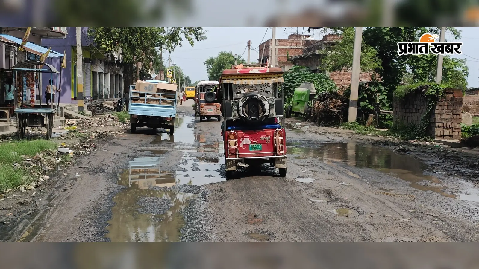नवादा में जर्जर सड़क और नाले के पानी से परेशान ग्रामीणों ने किया रोड जाम, वाहनों की लगी लंबी कतार