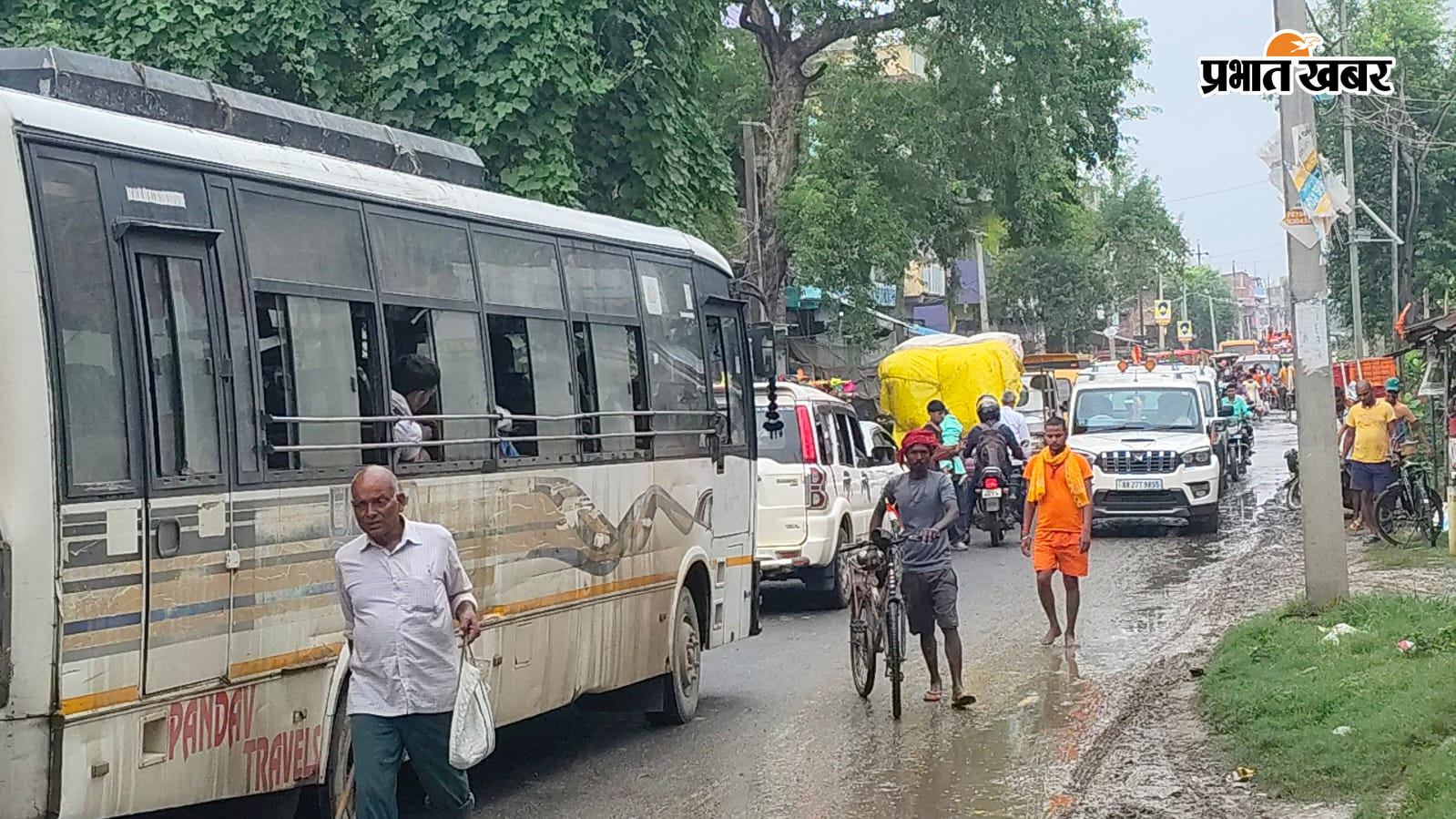 पकरीबरावां में सड़क जाम के बाद वाहनों की लगी लंबी कतारें. | Prabhat Khabar Network