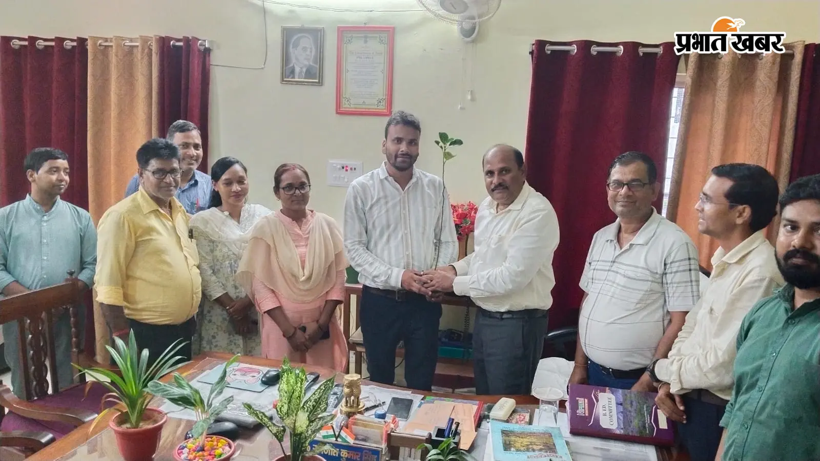 बीएड विभाग में नए सहायक प्राध्यापक ने संभाला पदभार, पौधा देकर किया स्वागत