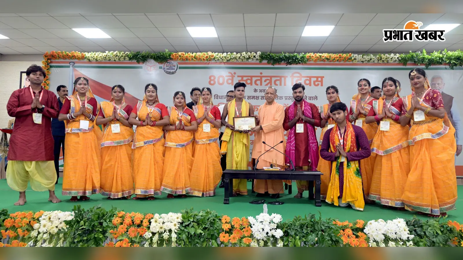 लखनऊ में छठ की प्रस्तुति पर कलाकारों से मिले सीएम योगी, कहा- आप तो मां जानकी के क्षेत्र से हैं