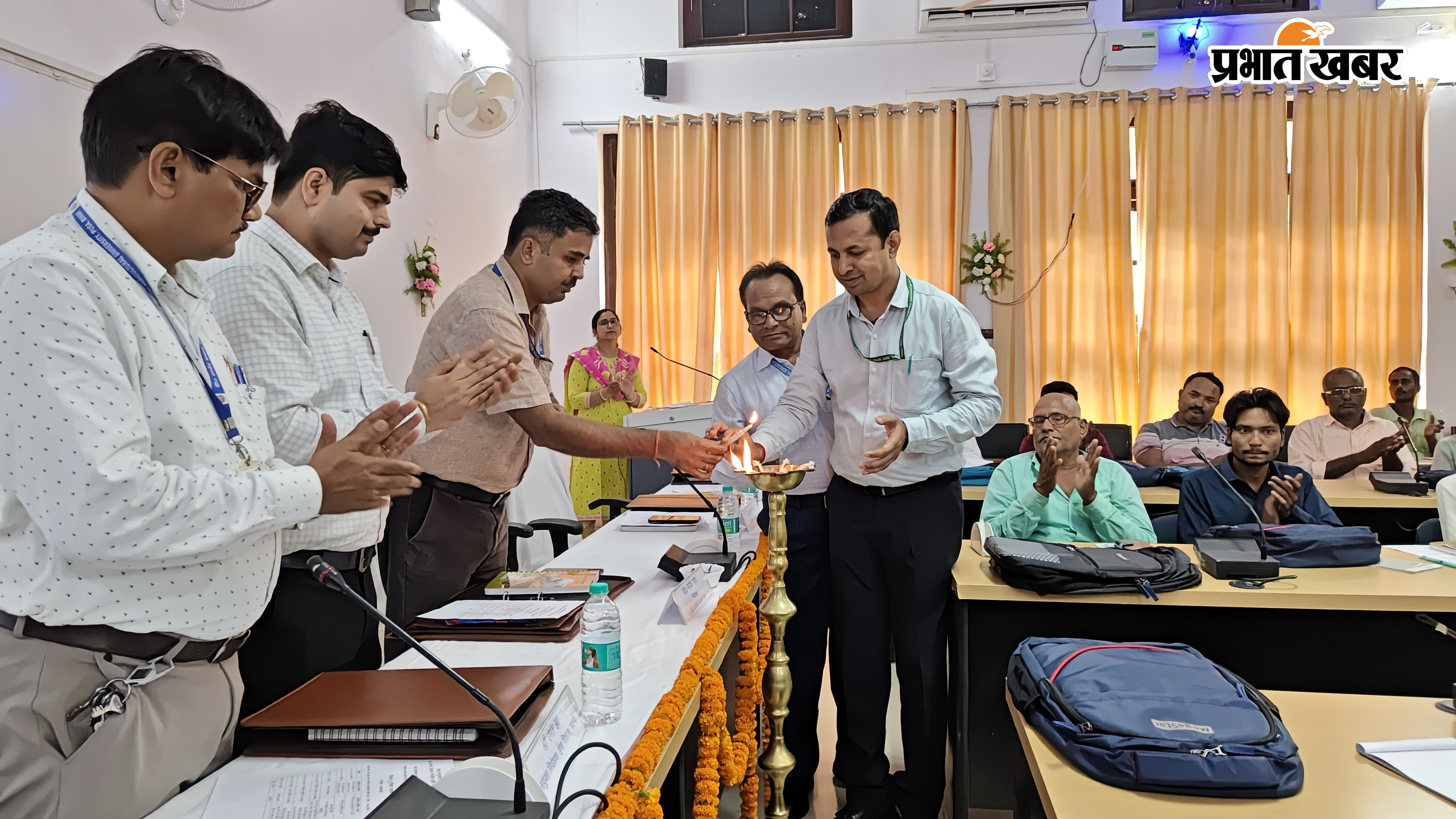 दीप जलाकर प्रशिक्षण का उद्घाटन करते अतिथि, सभागार में मौजूद गन्ना उत्पादक किसान, संबोधित करते डीन सह एसआरआई प्रभारी डॉ मयंक राय | Prabhat Khabar Network