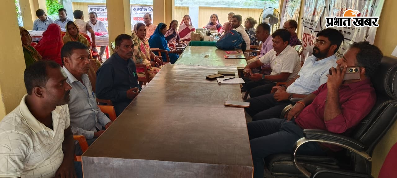 मधुबन पंचायत मे लगाये गए सहयोग शिविर में लोगों की समस्याएं सुनते अधिकारी | Prabhat Khabar Network