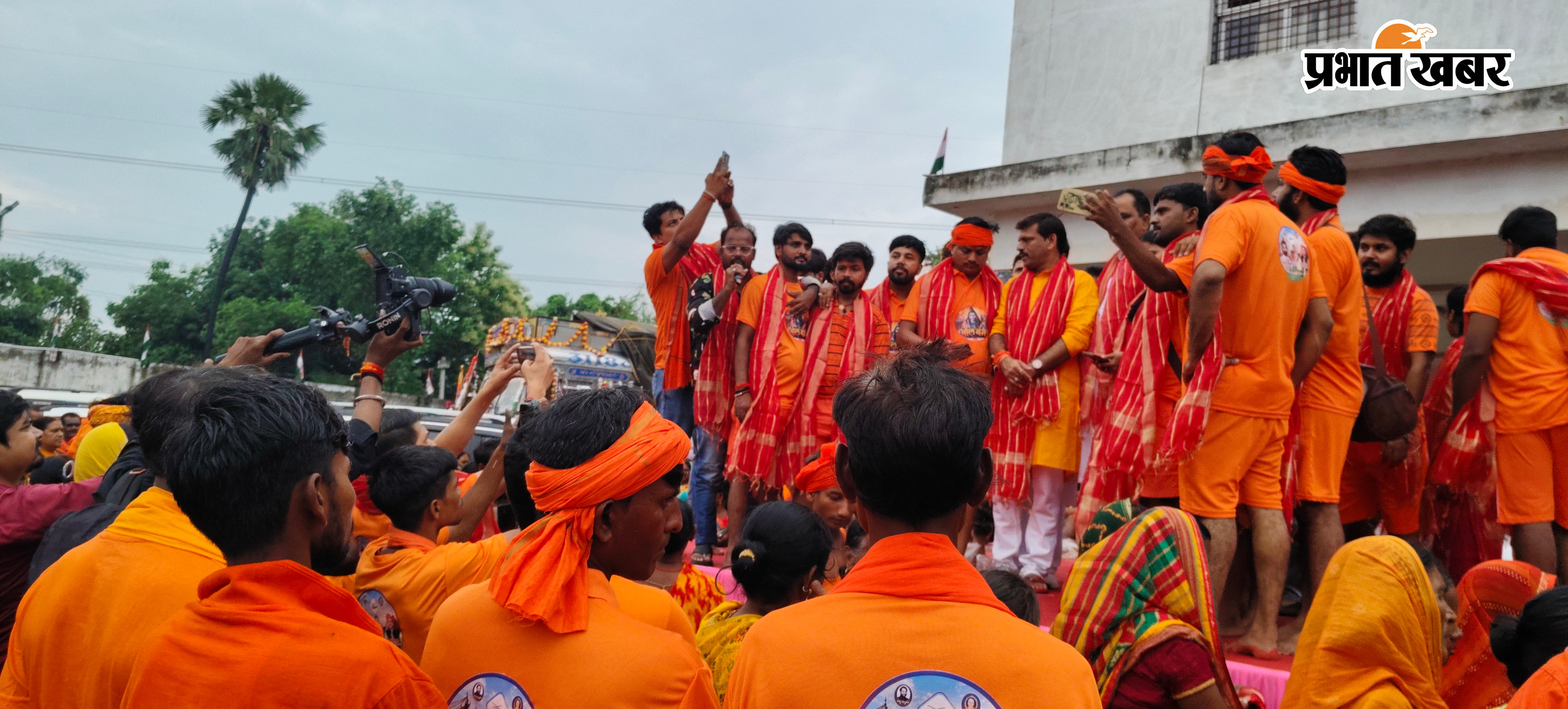 ई ललन सिंह नावाडीह फॉर्म में झांकी का आनंद उठाते कांवरिया कांवरियों को संबोधित करते विधायक सोनू सिंह व अन्य | Prabhat Khabar Network