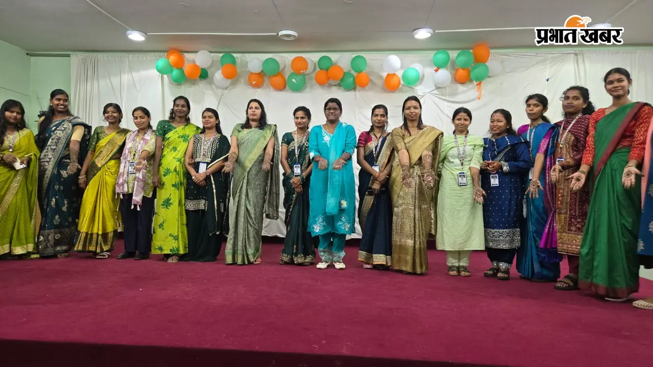 सावन महोत्सव में छात्राओं ने रचाई मेहंदी, रेशु रानी ने जीता पहला स्थान