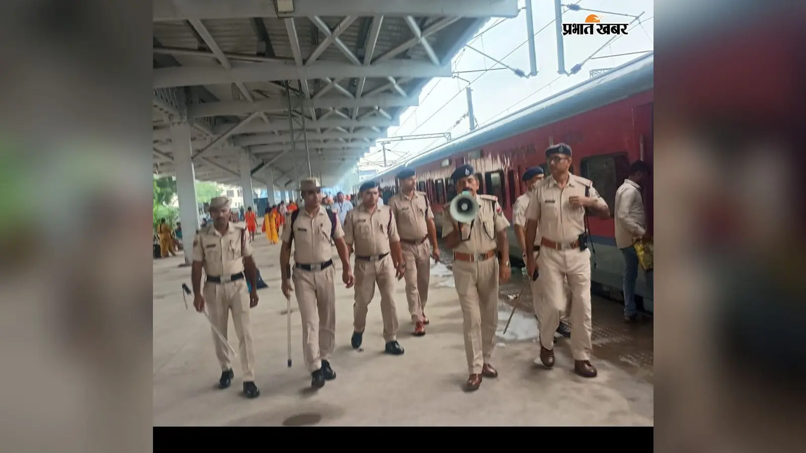 गया रेलवे स्टेशन पर कांवरियों की सुरक्षा सख्त, RPF ने चलाया चेकिंग अभियान; अनधिकृत यात्रियों को कोच से उतारा