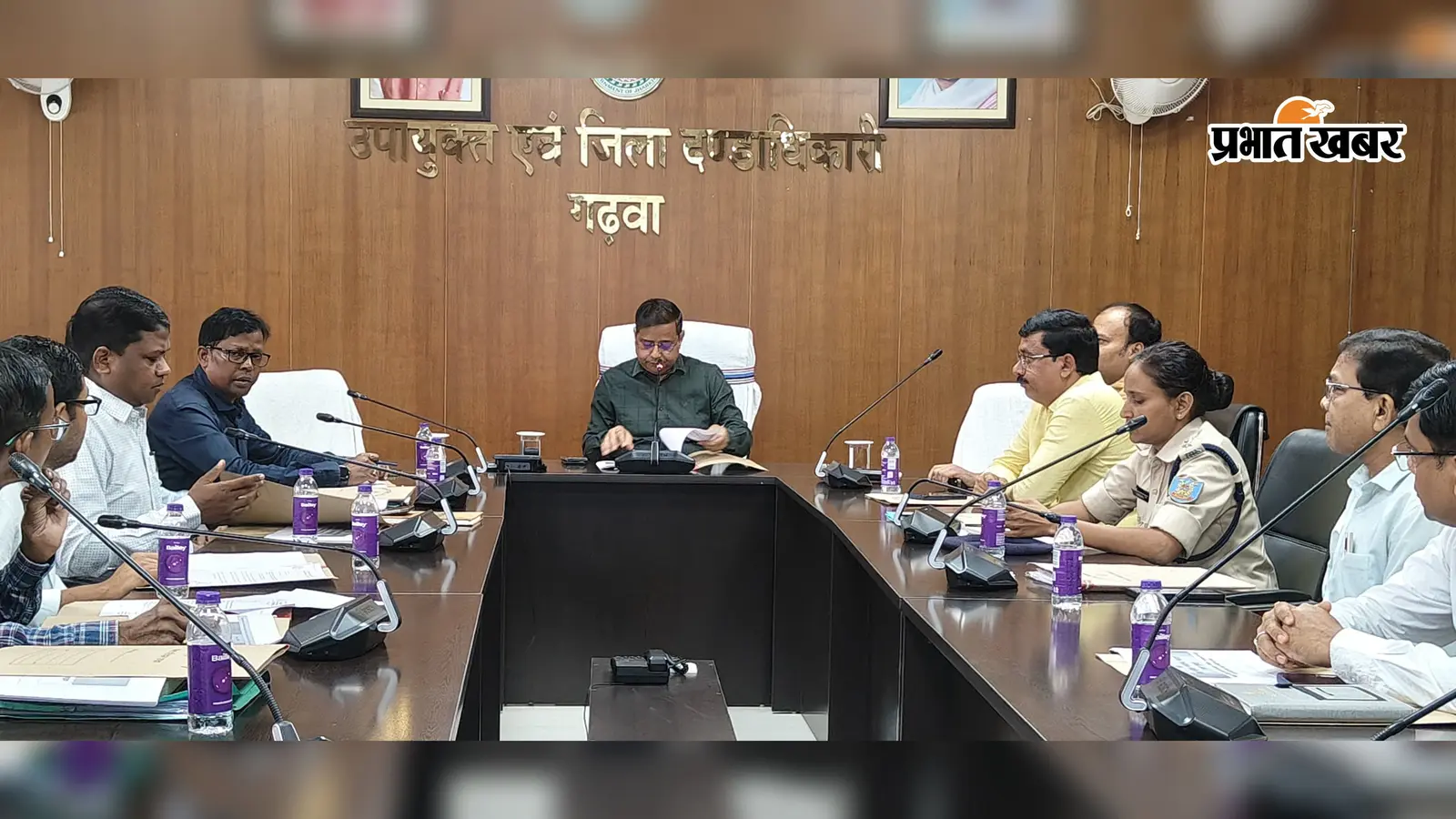 गढ़वा में सड़क सुरक्षा पर प्रशासन सख्त, अवैध कट होंगे बंद; ओवरलोड स्कूली वाहनों पर भी कार्रवाई