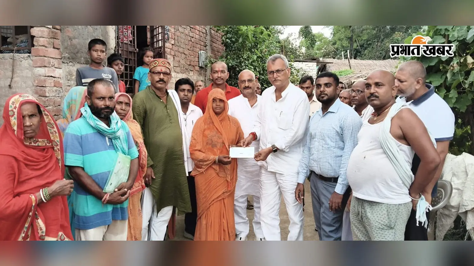 विधायक ने मृतक की विधवा को सौंपा चार लाख का चेक, बच्चों की पढ़ाई में खर्च करने की दी सलाह