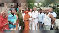 विधायक ने मृतक की विधवा को सौंपा चार लाख का चेक, बच्चों की पढ़ाई में खर्च करने की दी सलाह