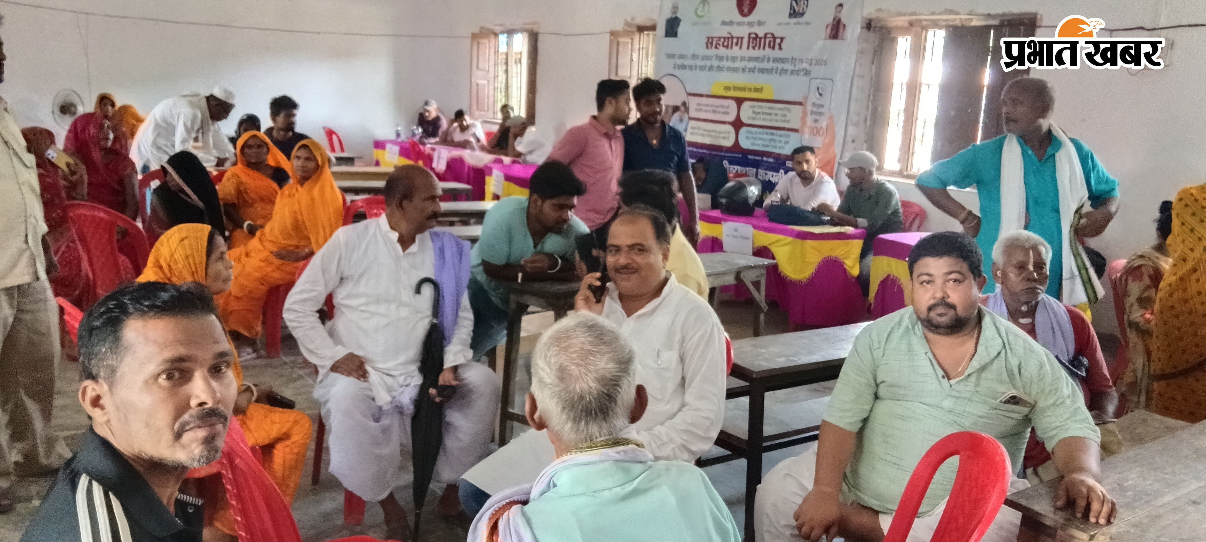 सहयोग शिविर में लोगों की समस्या सुनते बीडीओ चंदन कुमार व अन्य | Prabhat Khabar Network