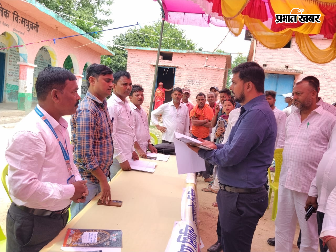 फोटो - फीता काटकर उदधाटन करते व लोगों की समस्याओं को सुनते एसडीओ व उपस्थित अन्य | Prabhat Khabar Network