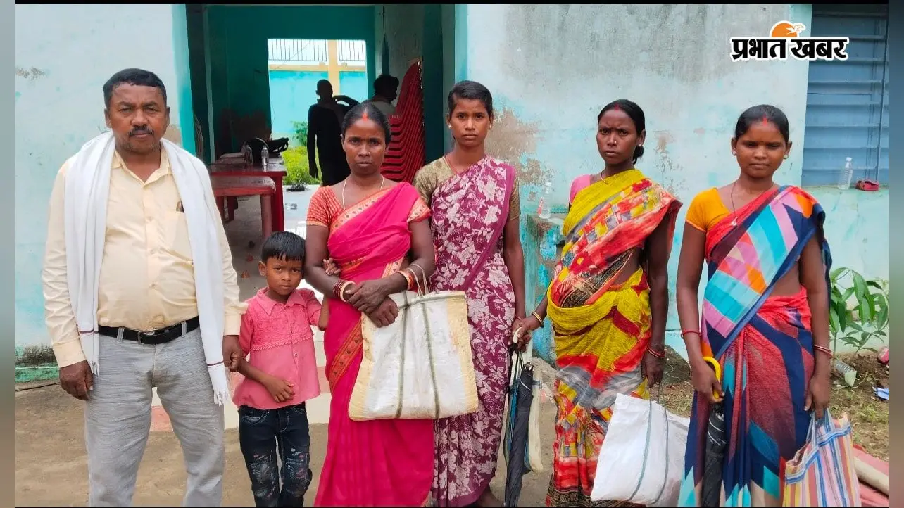 जमुई के इन गांवों में आज भी विकास का इंतजार! सड़क-बिजली-स्कूल नहीं, आदिवासी ग्रामीणों ने शिविर में लगाई गुहार