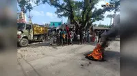 राहजनी के आरोपितों की गिरफ्तारी की मांग पर सड़क जाम, टायर जलाकर किया प्रदर्शन