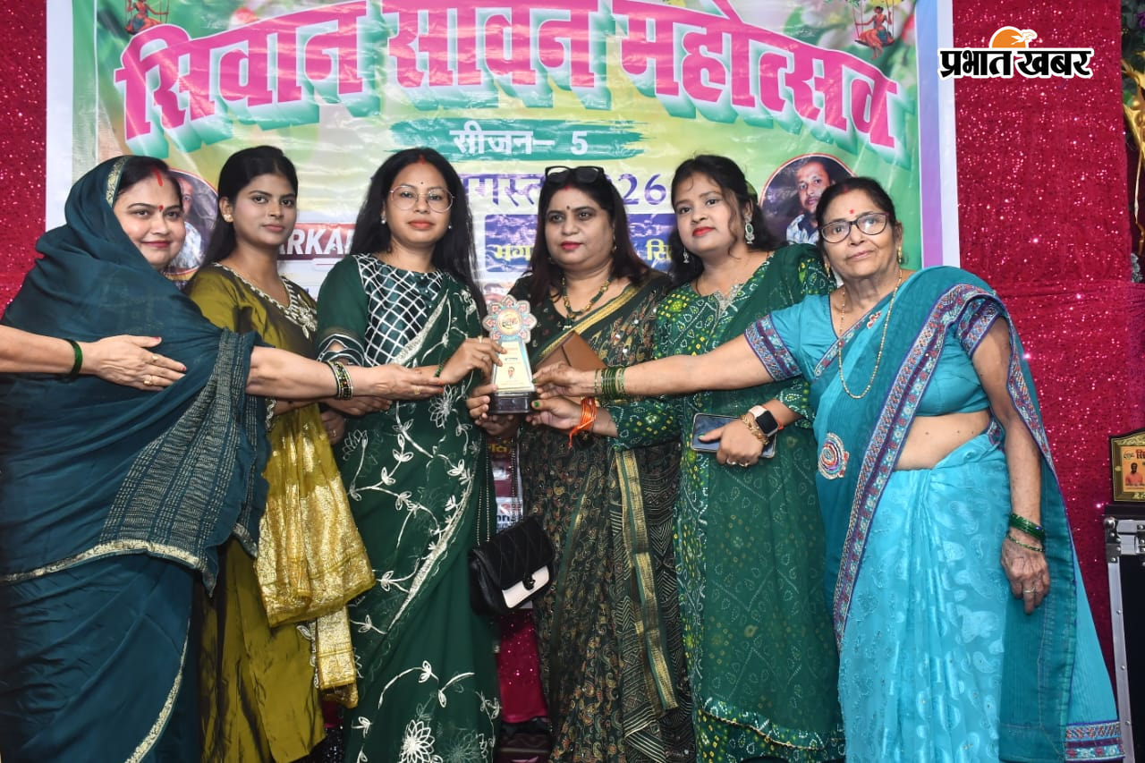 फ़ोटो. दिप प्रज्वलित कर कार्यक्रम का उद्घटन करते अतिथि | Prabhat Khabar Network