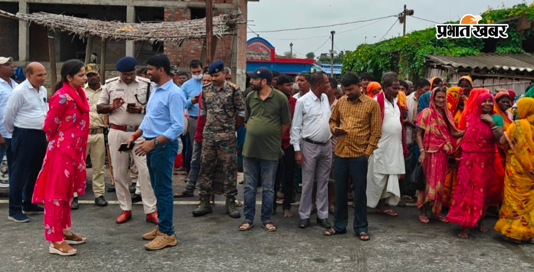 फोटो - सलखुआ,सहरसा - कोपरिया में आयोजित सहयोग शिविर में उपस्थित अधिकारी एवं ग्रामीण | Prabhat Khabar Network