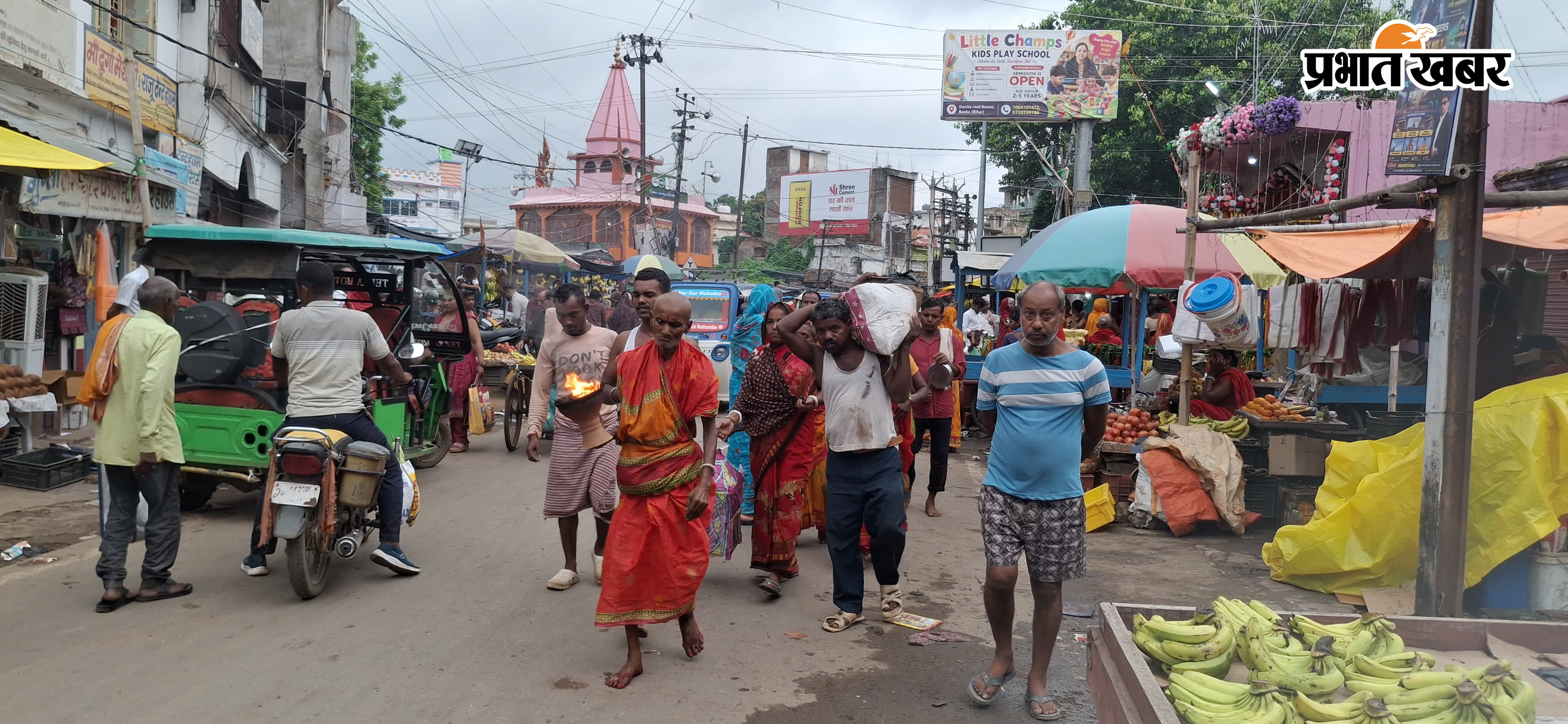 फोटो कैप्शन: विसर्जन के लिए पूजन सामग्री लेकर जाते मंदिर के भगत और श्रद्धालु गण | Prabhat Khabar Network