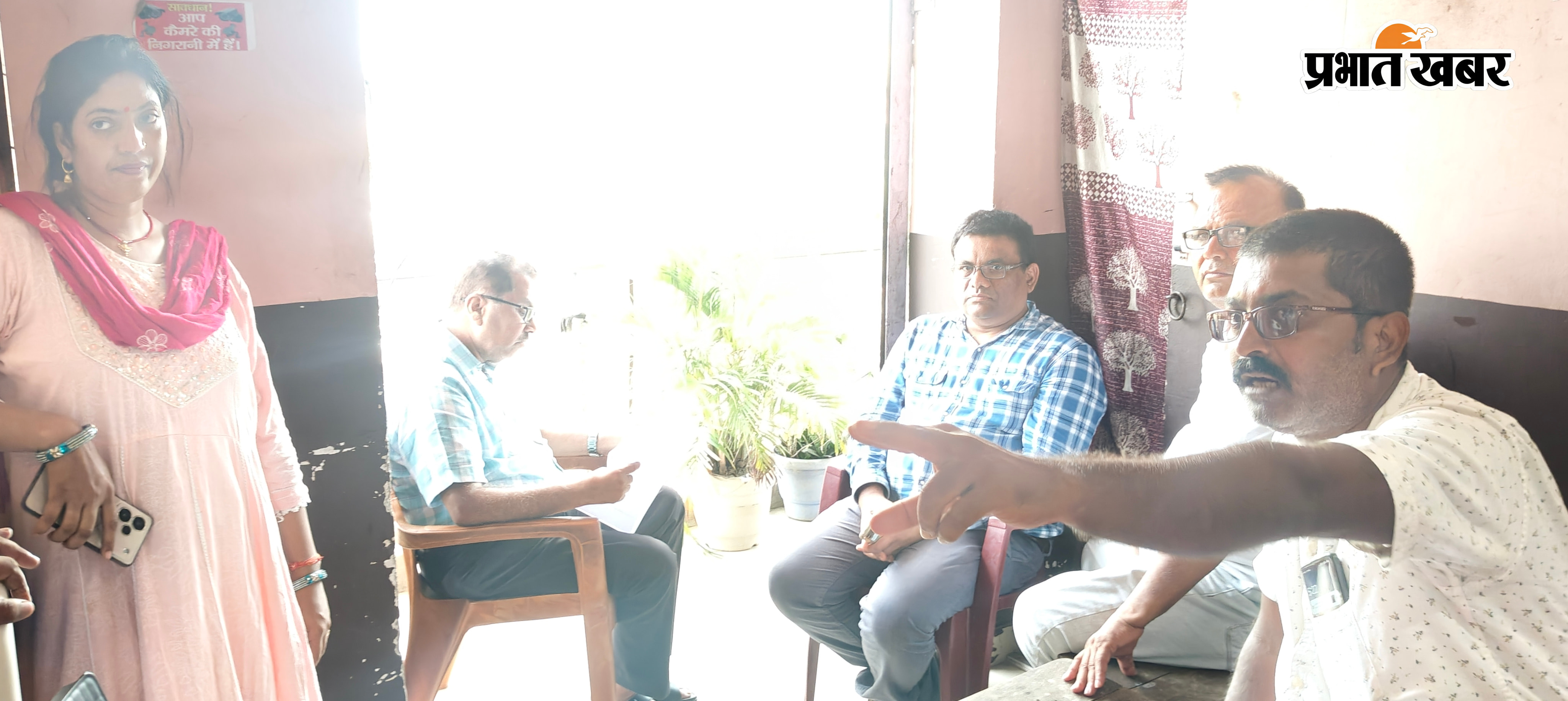 1-दुर्गा पोली क्लिनिक हॉस्पिटल में जांच करते एसीएमओ व अन्य अधिकारी 3- जांच के बाद बाहर निकलते अधिकारी | Prabhat Khabar Network