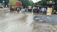 बारिश की बूंदें गिरते ही तालाब बन जाता है थाना मोड़ रोड, राहगीर-दुकानदार बेहाल