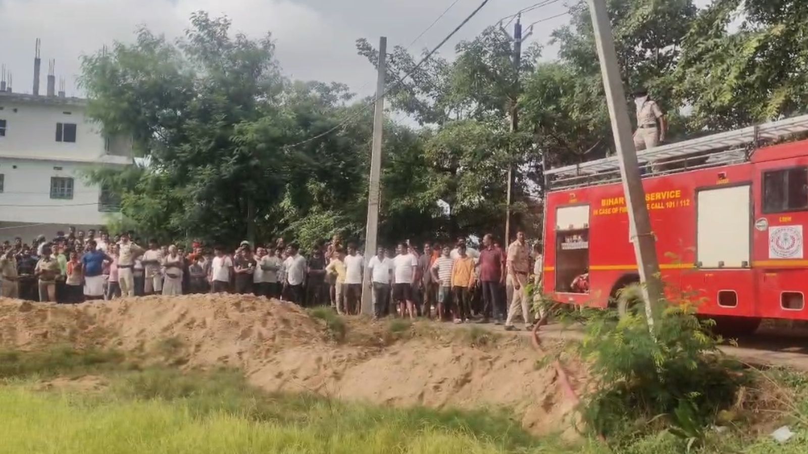 आग बुझाने के लिए पहुंची दमकल