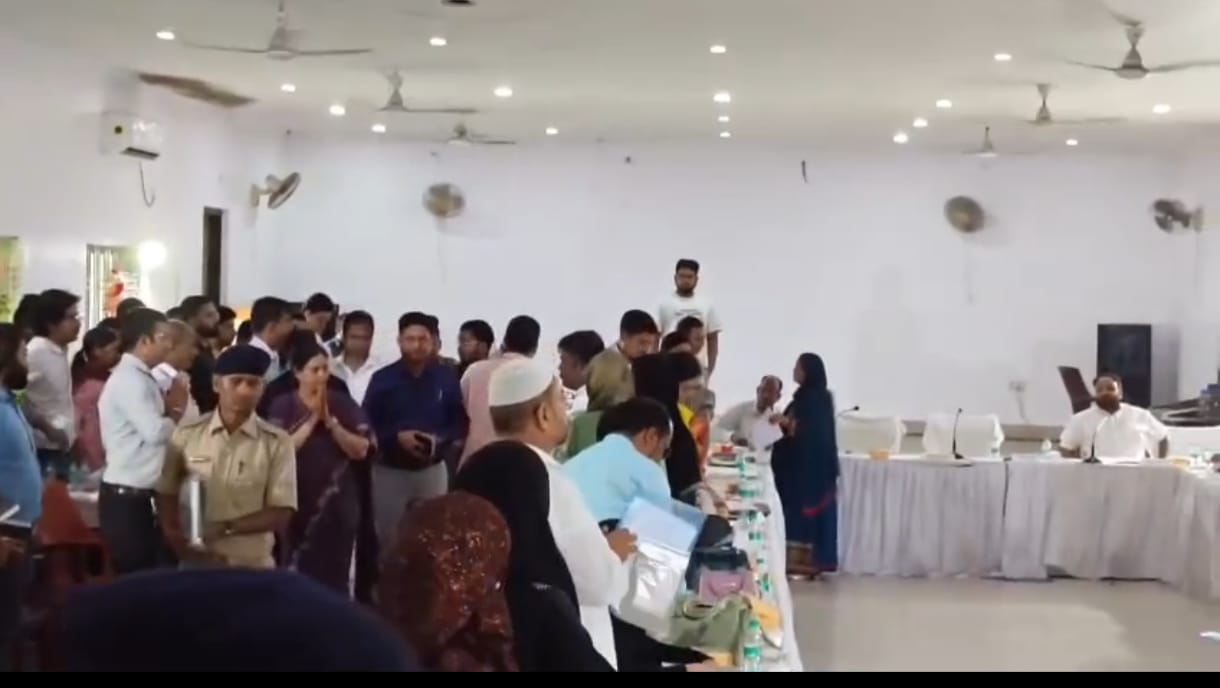 हंगामे के बाद बाहर निकलतीं मेयर. 