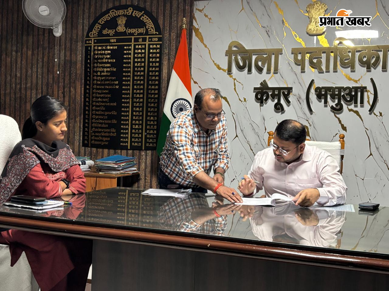 फोटो.9. नए डीएम कुमार अनुराग का फाइल फोटो10. डीडीसी को प्रभार सौंप हुए नितिन कुमार सिंह | Prabhat Khabar Network