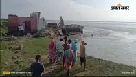 Bagaha News: गंडक ने निगल लिया स्कूल, अब 100 घरों पर खतरा; उजड़ते आशियाने बचाने में जुटे ग्रामीण