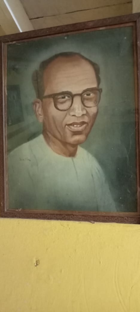 मंदिर के अंदर पूर्व सांसद भजोहरी महतो की तस्वीर.
