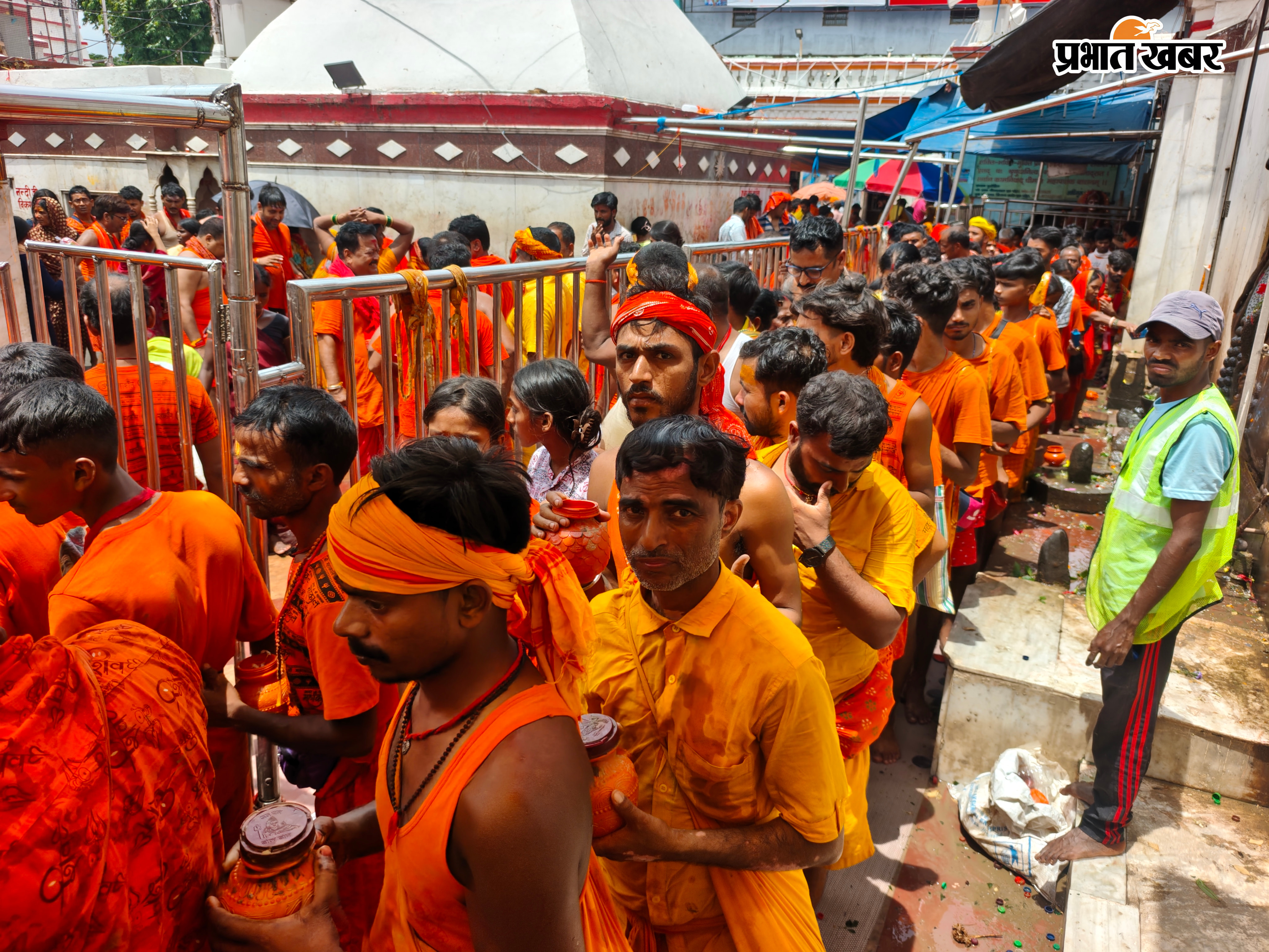बासुकिनाथ मंदिर में भक्तों की भीड़, छतीशगढ़ की टोली आरती करते, शिवगंगा एवं कतारबद्ध श्रद्धालु, | Prabhat Khabar Network