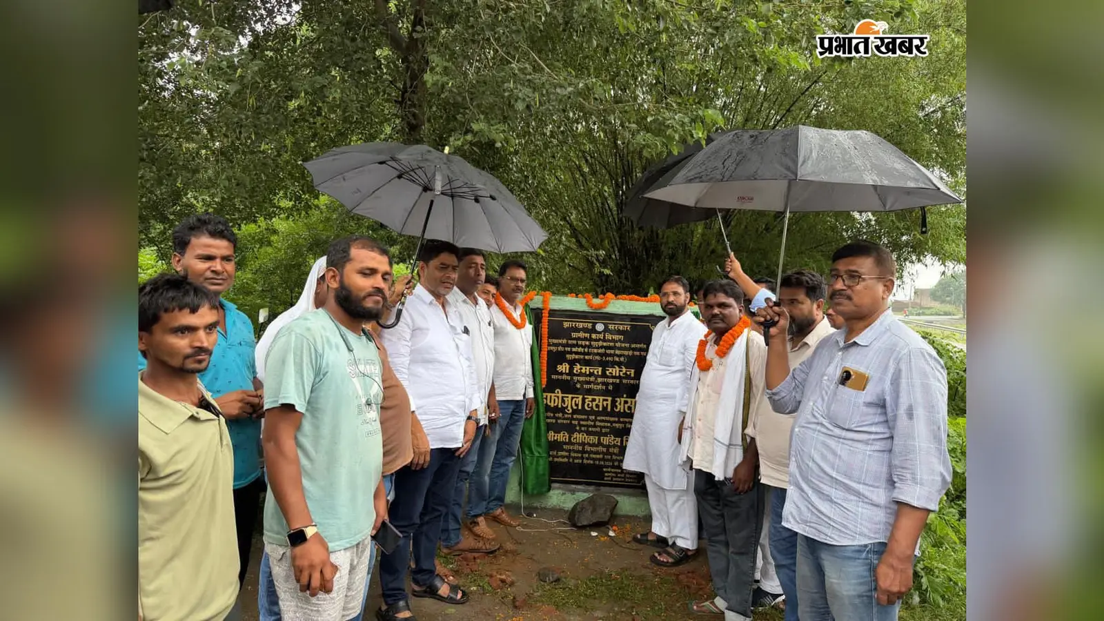 14 करोड़ से संवरेगी मधुपुर की सड़कें, मंत्री हफीजुल हसन ने नौ सड़कों का किया ऑनलाइन शिलान्यास