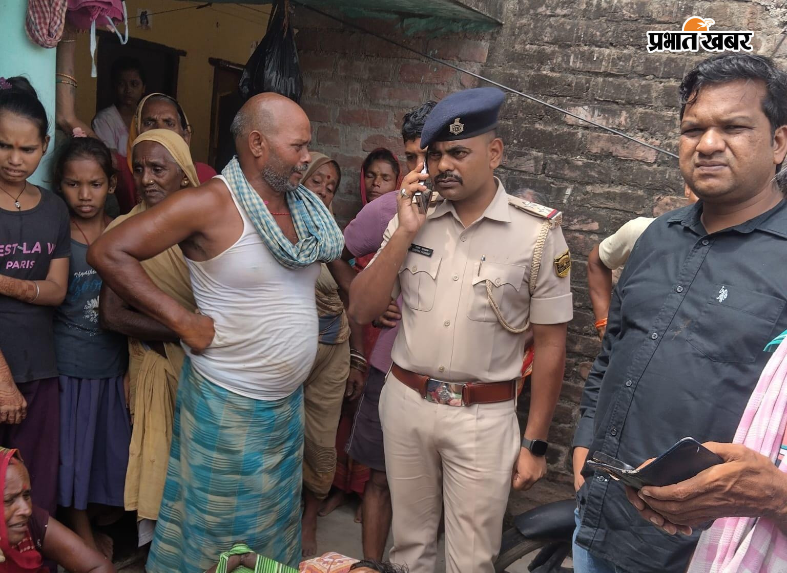 गोराडीह 1.मृतक का फाईल फोटो  2. घटनास्थल का निरीक्षण करते थाना अध्यक्ष | Prabhat Khabar Network