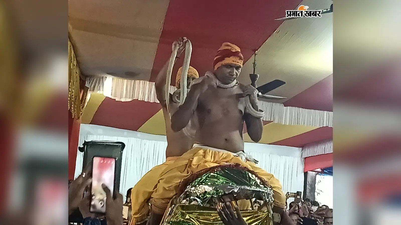 एक महीने पहले जंगलों से पकड़े गये विषधर सांपों को नदी में कराया स्नान, गले में लपेटकर जतायी आस्था