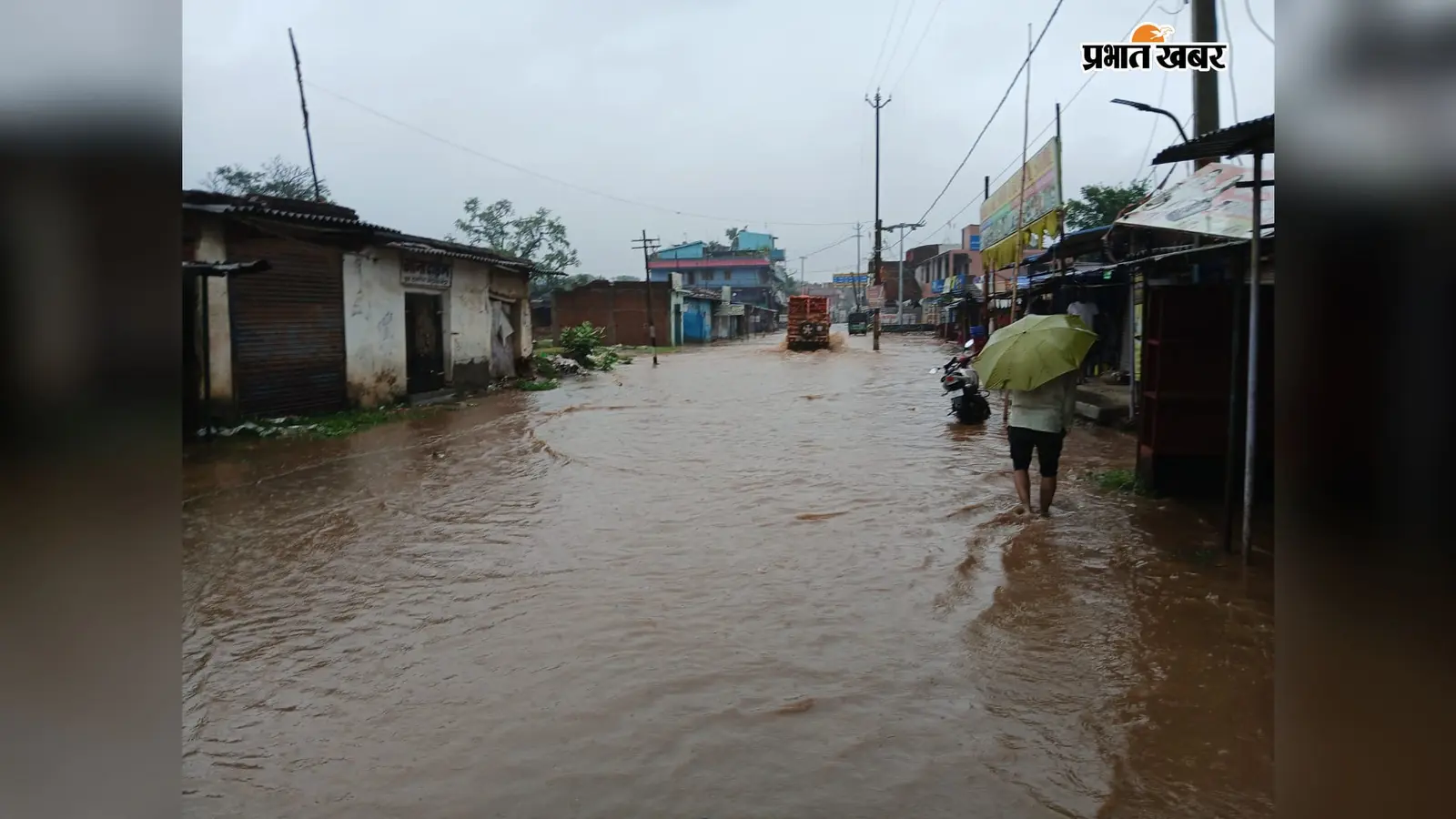भंडरा में बारिश से जनजीवन अस्त-व्यस्त, सड़क से बाजार तक जलजमाव; स्कूलों में भी कम रही उपस्थिति