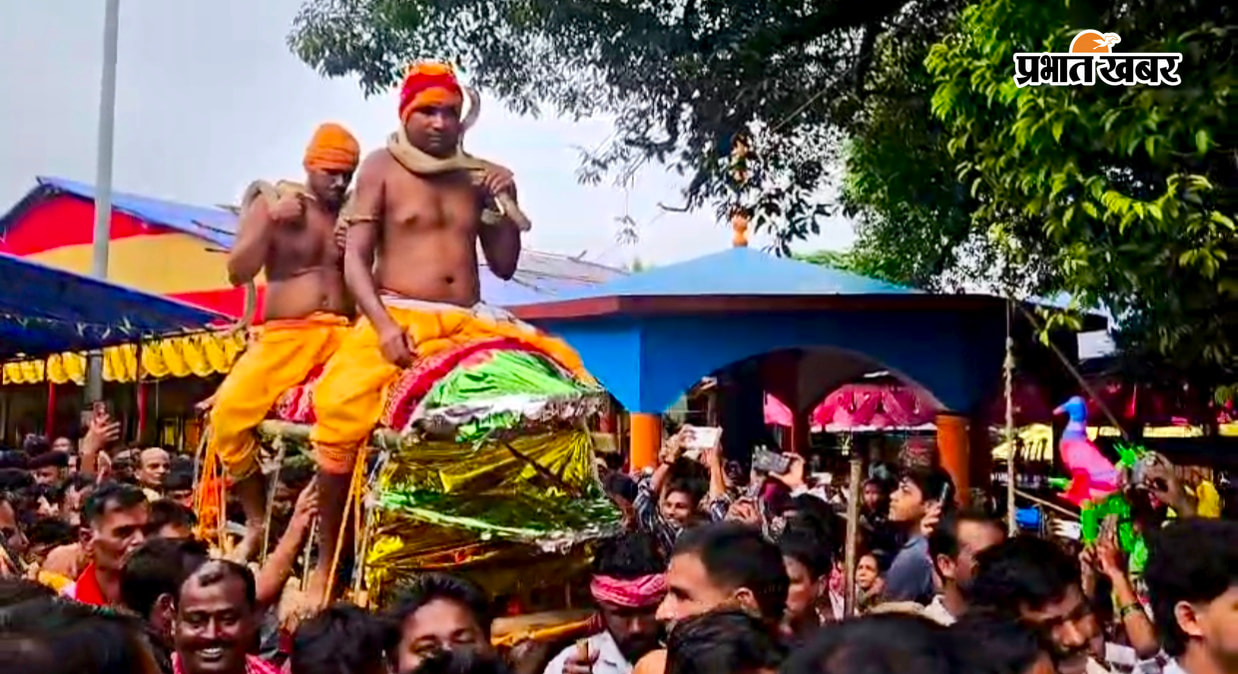 पालकी में चढ़े झापान.